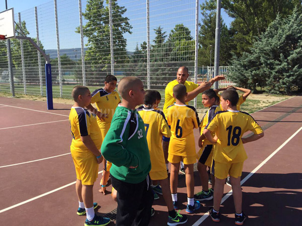 بالصور: فريق كرة اليد من مدرسة حسن عرفة يتألق في البطولة الاوروبية